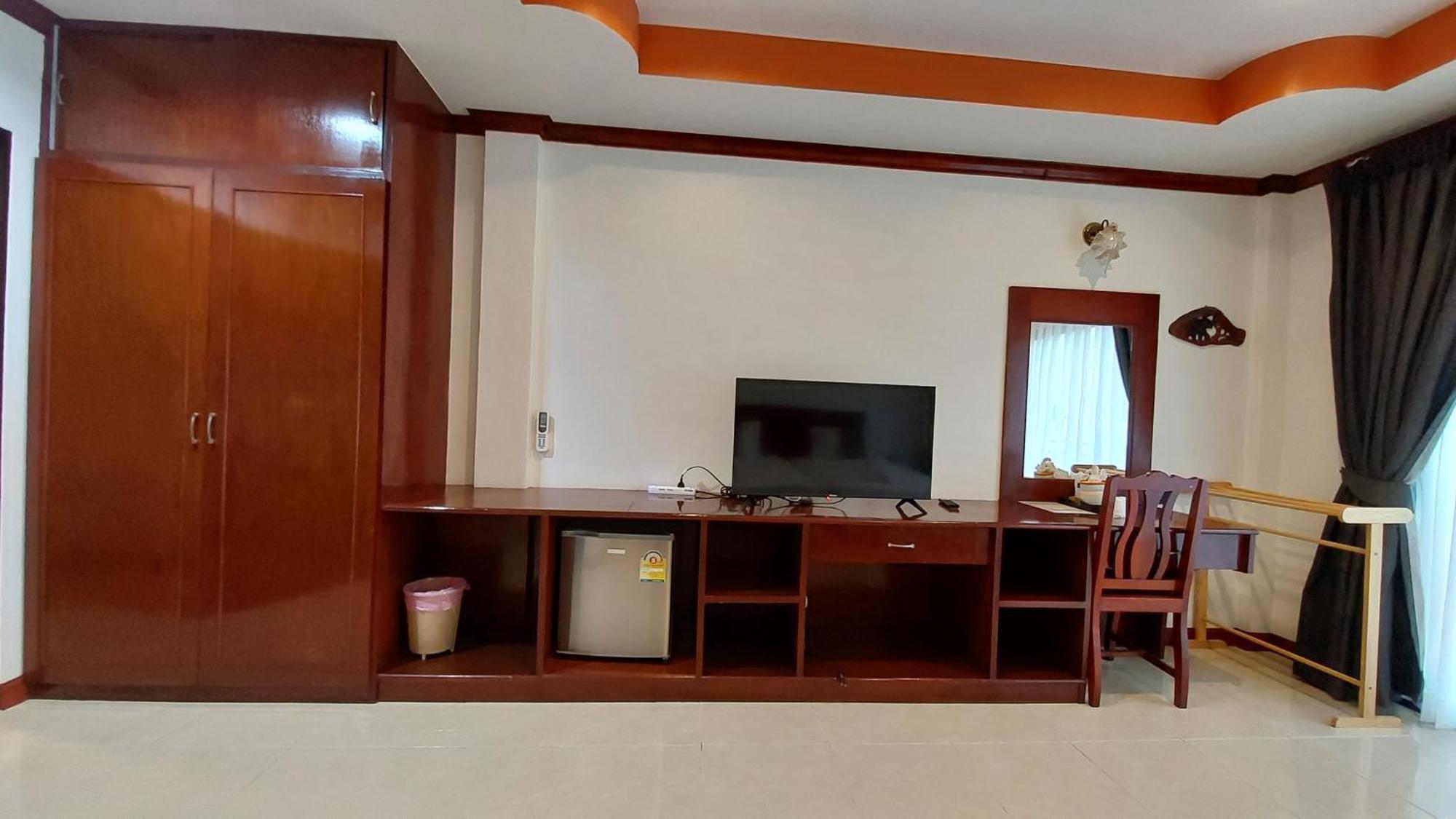 Benetti House Hostel Patong Exterior photo