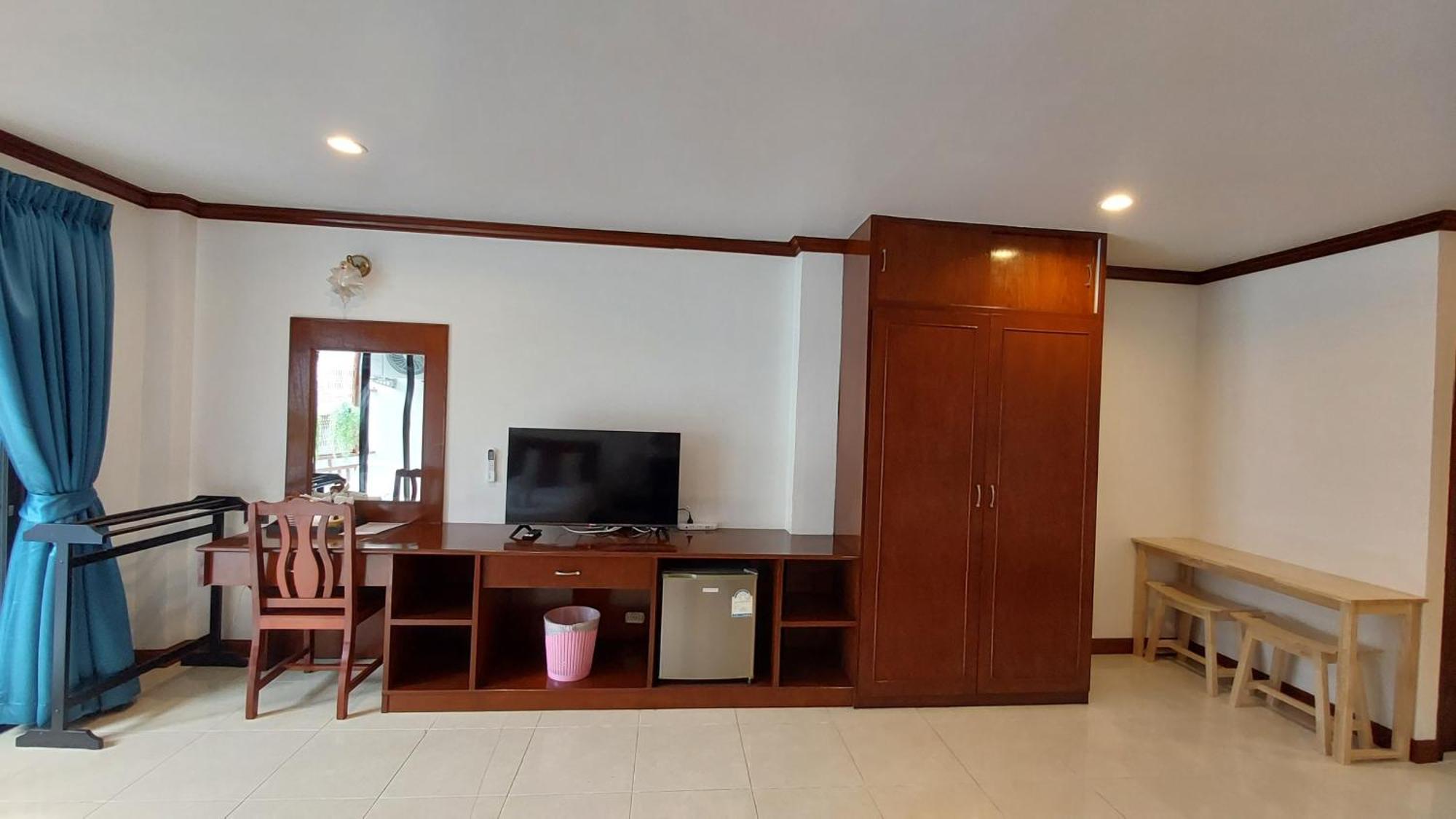 Benetti House Hostel Patong Exterior photo